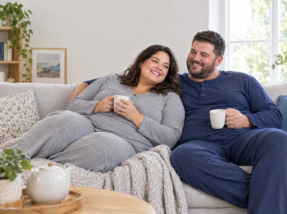 Femme et homme en pyjamas grande taille en jersey sur un canapé